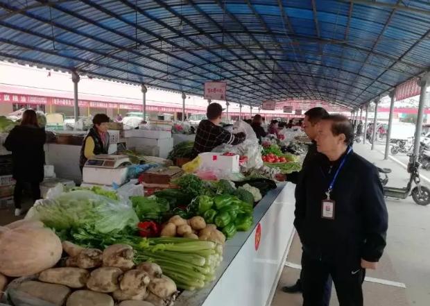 检查人员检查农产品集中交易市场食品安全